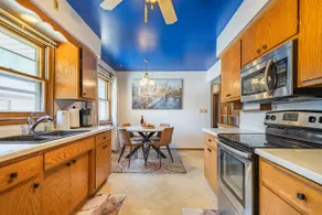 Spacious 3BR, Sleep 8, King bed, Parking, Fst WiFi - Image 3