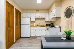 Stunning & Stylish Downtown Studio - Highland Park - Image 3
