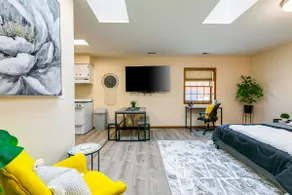 Stunning & Stylish Downtown Studio - Highland Park - Image 4