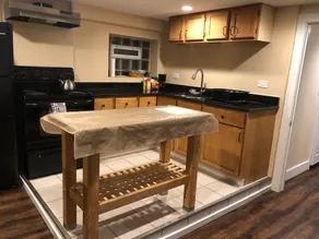 NW Chicago Garden Apartment - Image 4