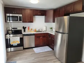 Contemporary 2 Bedroom Apartment w/ Washer & Dryer - Image 4