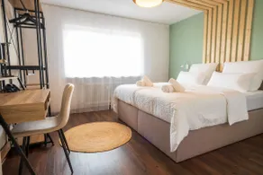 Urban Gem / 2 King-Size Beds / Balcony / 6 Min to the Lake - Image 5