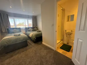 Stratton House, Sleeps 13, 6 bedrooms, Parking, Long Stay Disc - Image 5
