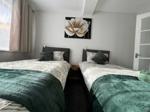 Stratton House, Sleeps 13, 6 bedrooms, Parking, Long Stay Disc - Image 4