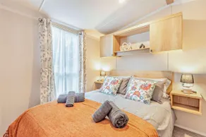 Shows•Events•Activities•Pools•WiFi•Netflix•Linens - Image 4