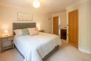 Modern 2-Bed Flat in Tavistock Centre - Image 3