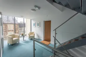 Modern 2-Bed Flat in Tavistock Centre - Image 4