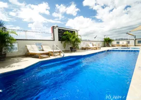 Tropical King Apartment, 2 Aircons, Parking & Pool - Image 4