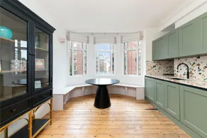 1750 sq ft Marble Arch flat with playroom - Image 4