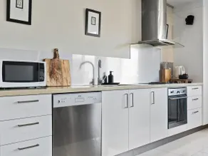 Fitzroy Gardens Apartment - Image 2