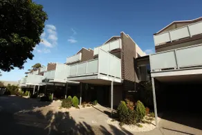 7 Falls House - Image 2