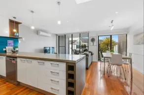 7 Falls House - Image 5