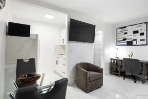 Stylish King Bed Studio - Image 3