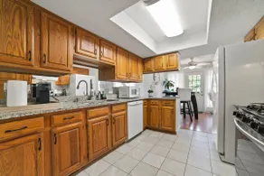 Cozy & Quiet Home Near Downtown and Airport - Image 5