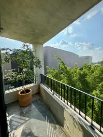Central 2BR apartment w/ patio & grill - Image 3