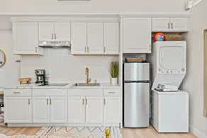 Golden Roseville Luxe Retreat - Image 3