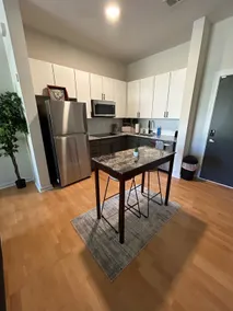 Spacious Townhouse in the Heart of Uptown - Image 4