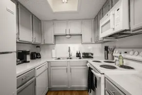 Stylish & Roomy • Heart of ATX • Parking/Wifi - Image 3