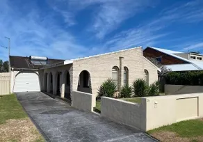 Family 3 bedroom house located in Tuncurry - Image 2