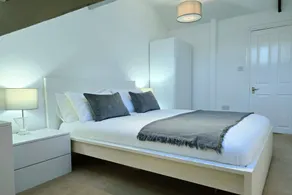 Stylish Apartment in City Centre with Parking - Image 3