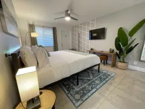 NEW! Spacious Gulfstream park w KING suite - Image 2