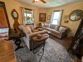 Charming Farmhouse - Sleeps 8 - Image 2