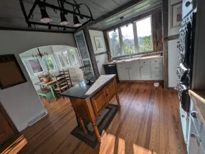 Charming Farmhouse - Sleeps 8 - Image 3