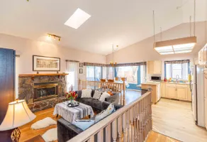*Entire Vacation House*Next to WEM/ Sleep 10 - Image 4