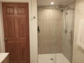 Ideal Lakeview location! Walk to Wrigley, DePaul - Image 3