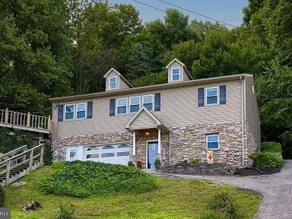River Lodge: Cozy Waterfront Home Nestled in Woods - Image 4