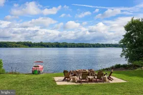 River Lodge: Cozy Waterfront Home Nestled in Woods - Image 3