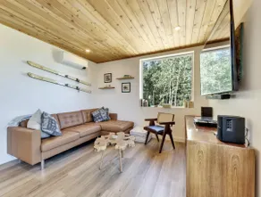 Cozy & Scenic Modern Mountain Cabin - Image 3