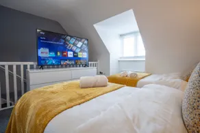Stunning 3 bed House - Nr Kings Mill Hospital - 2 Parking Spaces, Wifi & Garden - Image 2