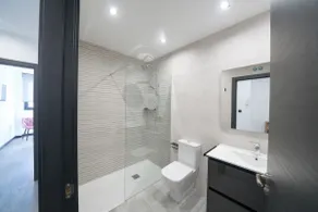 Go Apartments - La Circular, 4-bedroom apartment with balcony. - Image 2