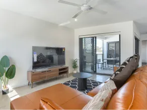3BR Top Floor Parking EV Views Brisbane South - Image 4