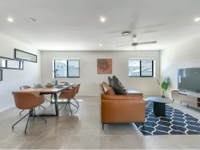3BR Top Floor Parking EV Views Brisbane South - Image 2