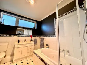 Elwood Seaside 2 Bed Retreat - Image 4