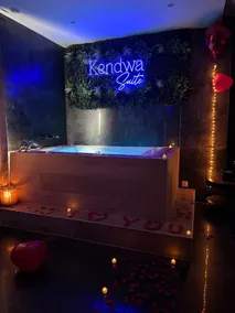 Intimate suites with hot tubs - Image 4