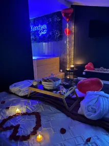 Intimate suites with hot tubs - Image 2