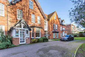 Lovely 2-bed flat with parking - Image 3