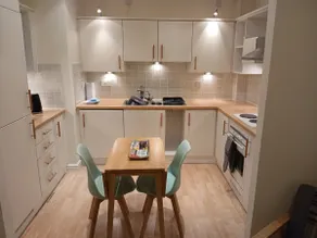Lovely 2-bed flat with parking - Image 2