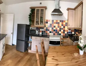 Generous 3 Bedroom Flat - Image 4