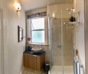 Generous 3 Bedroom Flat - Image 5