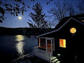 Charming Lakefront Cottage - Image 3