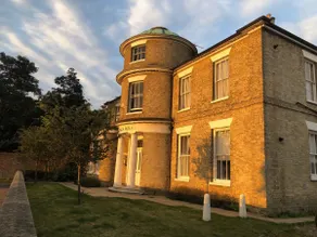 Grand apartment in manor house - Image 2