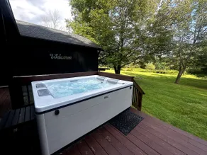 Pondside Retreat: Views & Vibes - Image 2