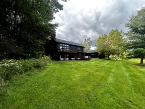 Pondside Retreat: Views & Vibes - Image 3