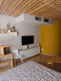 Design studio with parking in city centre - Image 2