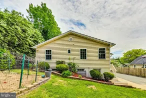 Spacious 4BR Private Basement GuestSuite MetroWalk - Image 4