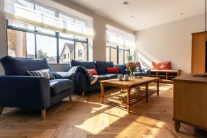 Bright open plan living - Bath - Free Parking - Image 2